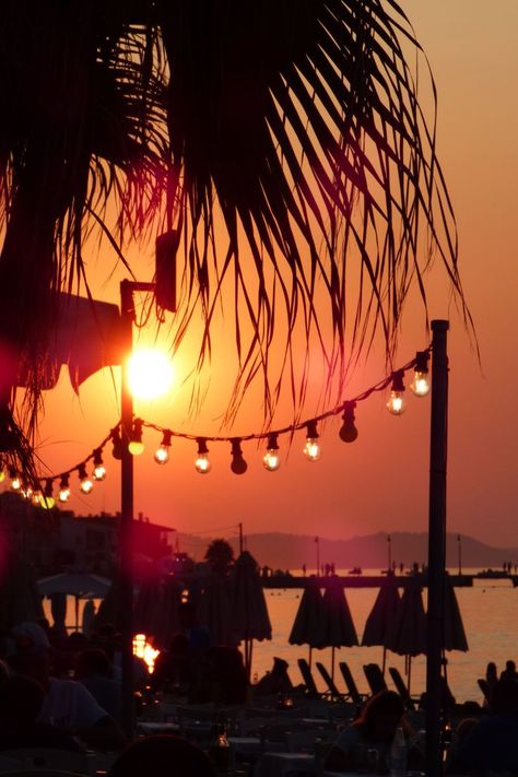 Beach Party Drinks, Ibiza Sunset, Bali Sunset, Sunset Party, Island Party, Sunset Girl, Summer Club, Beach Party Decorations, Hot Beach