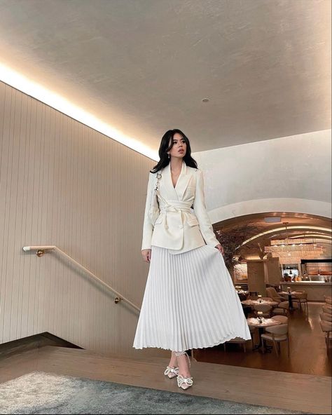 Blazer, pleated maxi skirt, classy style, elegant outfit, cream outfit, outfit idea, kdrama style, pearl heels, bow shoes Simple Old Money Outfit Women, Blazer Elegant Outfits, Blazer And Skirt Outfits Hijab, Suits With Skirts For Women, White Ootd Classy, Dress Suits For Women Classy, Elegant Outfit Hijab, Ootd Classy Elegant, Dress With White Blazer