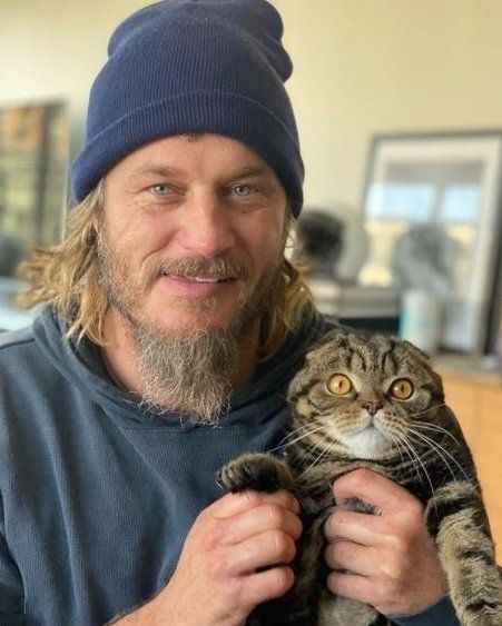 #TravisFimmel Tweets on Twitter: "Sending cheer with Sir Wallace.… " Vikings Travis Fimmel, Men With Cats, Ragnar Lothbrok Vikings, King Ragnar, Vikings Ragnar, The Artist Movie, Viking Life, Vikings Tv, Travis Fimmel