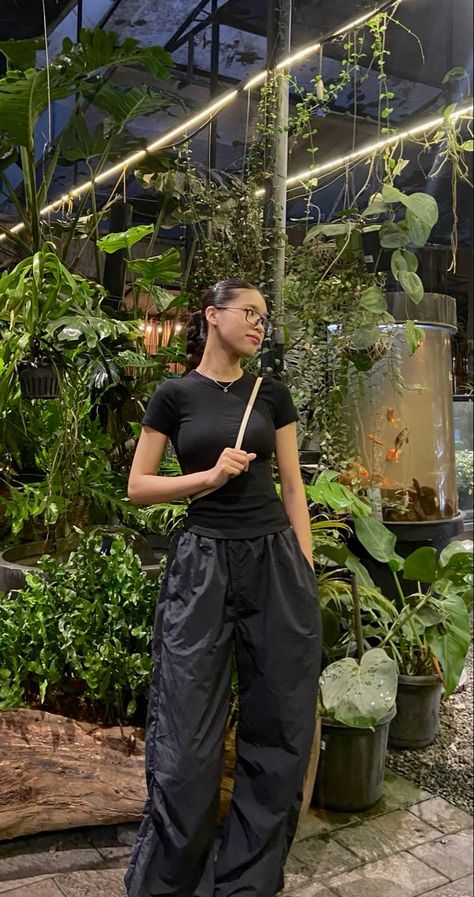 Oversized Parachute Pants Outfit, Concert Comfy Outfit, Concert Outfit Ideas Cargo Pants, Parachute Pant Outfits, What To Wear With Parachute Pants, Outfits With Parachute Pants, Cargo Pant Aesthetic, Parachute Pants Outfit Summer, How To Style Parachute Pants