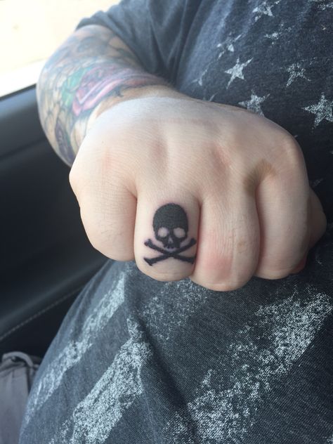 Skull Finger Tattoos, Small Skull Tattoo, Full Tattoo, Finger Tattoo For Women, Finger Tats, Knuckle Tattoos, Tattoo People, Small Tattoos Simple, Finger Tattoo