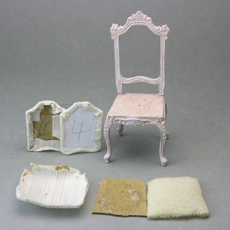 Miniature Chairs, Doll Furniture Patterns, Dollhouse Chair, Comfy Living Room Furniture, Chair Wooden, Dollhouse Tutorials, Tiny Furniture, Miniature Chair, Dollhouse Miniature Tutorials