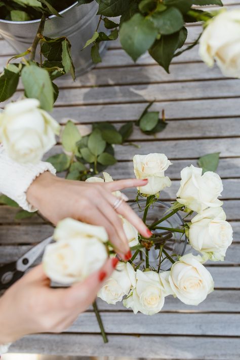 Diy Rose Arrangement Fresh Flowers, Buddha Flower, Rose Flower Arrangements, How To Make Rose, Short Vase, Flower Cottage, Rose Centerpieces, Flower Vase Arrangements, Flower Arrangements Simple