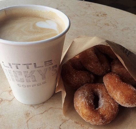 Coffee And Donuts, Chocolate Caliente, A Cup Of Coffee, Coffee Cafe, Coffee Love, Pretty Food, Cup Of Coffee, Coffee Break, Me Time