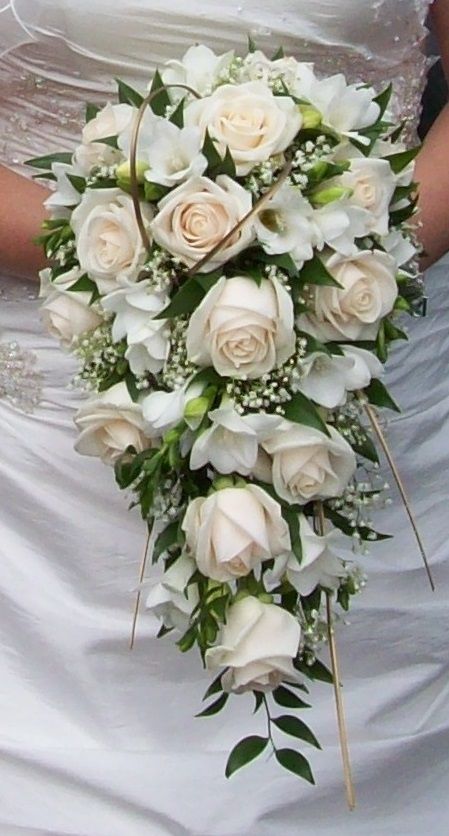 Unique Bridal Bouquets Ideas, Bridal Bouquet Ideas, Bouquets Ideas, Unique Bridal Bouquets, Bridal Wedding Flowers, Wedding Bouquet Ideas, Simple Wedding Bouquets, White Wedding Decorations, Cascading Bridal Bouquets