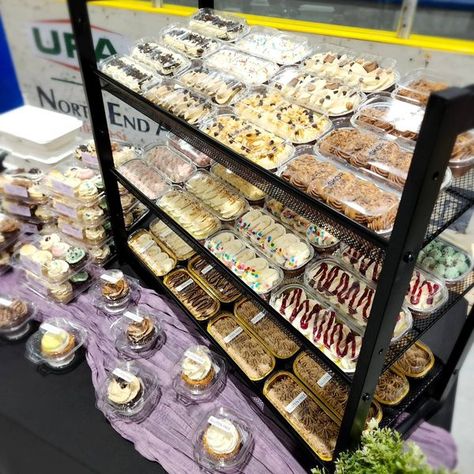 Market Cookie Display, Bake Sale Table, Pop Up Shop Display Ideas Baked Goods, Baked Goods Vendor Display, Baked Goods Market Set Up, Mini Cake Display, Holiday Market Booth Display, Vendor Booth Display Ideas Baked Goods, Bread Vendor Display