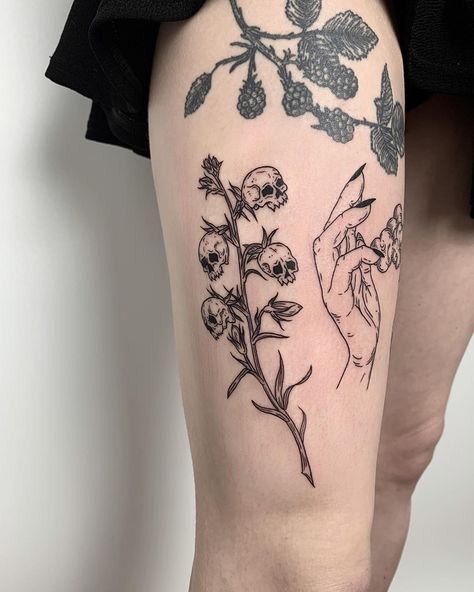 Goth Tattoo, Outline Tattoo, Wicked Tattoos, Skeleton Tattoos, Theme Tattoo, Plant Tattoo, Spooky Tattoos, Gothic Tattoo, Tatuaje A Color