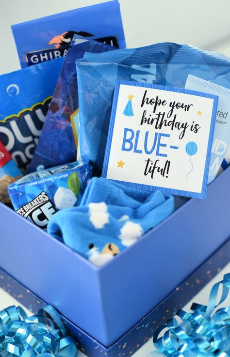 Blue Themed Birthday Gift Baskets, Blue Themed Gift Box Ideas, Blue Gift Ideas For Him, Blue Themed Birthday Gift, Royal Blue Gift Basket Ideas, Colored Themed Gift Baskets, Christmas Gift Baskets For Best Friend, Blue Gift Box Ideas Birthday, Blue Birthday Box Gift