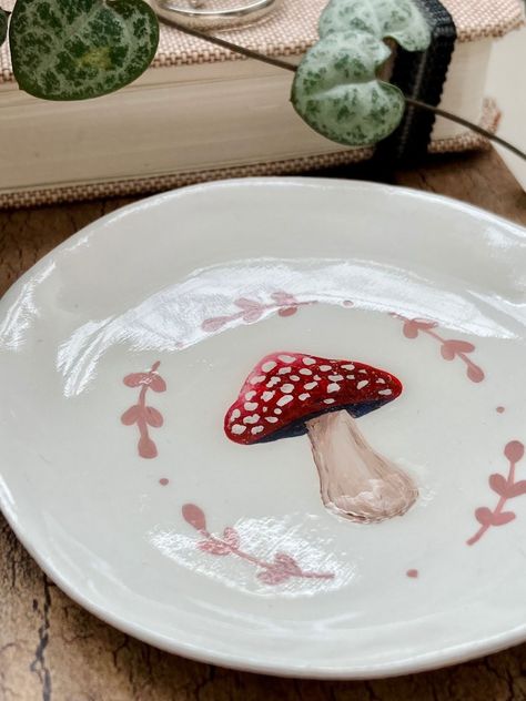 Paint Ideas For Ceramics, Fall Painted Pottery, Ceramic Mushroom Painting Ideas, Air Dry Clay Designs, Pottery Painting Dish, Mushroom Pottery Ideas, Autumn Pottery Painting, Mushroom Pottery Painting, Bowl Designs Painted