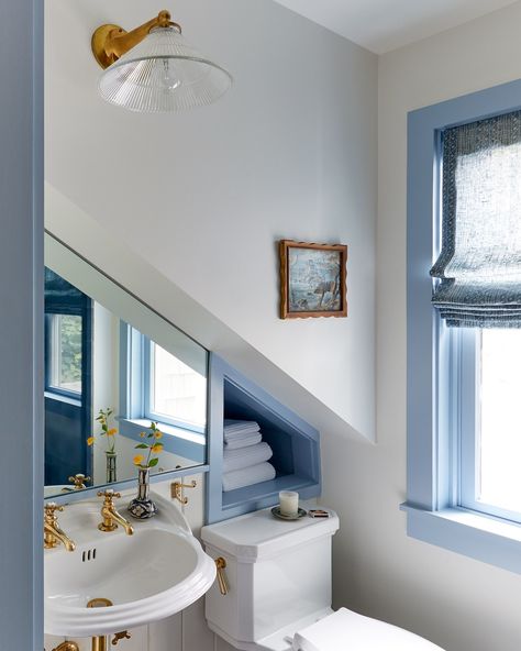 A cornflower blue trim winds through the entire house  for a cohesive look. Not changing the colors between places made... Guest House Bathroom, Weekend House, Huge Windows, Up House, New York Apartment, Sag Harbor, Blue Trim, Power Couple, Grey Bedding