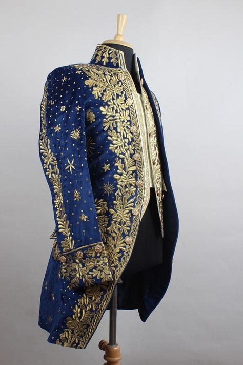 Velvet Designer Suits, Theater Outfit, 18th Century Mens Fashion, Theatre Outfit, Peter Pan Costume, Victorian Men, Costume Wedding, Theatre Masks, 18th Century Fashion