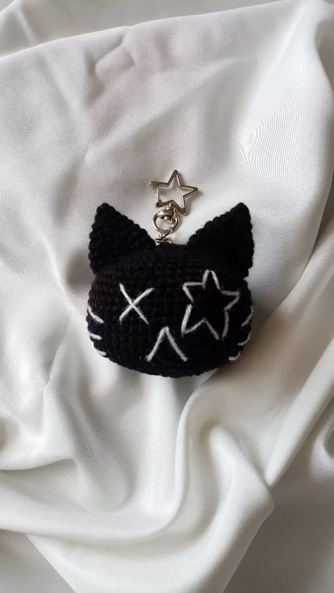 gatoestelaar keychain Crochet Black Aesthetic, Black Crochet Pattern, Cat Amigurumi Keychain, Things To Crochet With Black Yarn, Crochet Bag Keychain, Star Keychain Crochet, Bag Charms Crochet, Black Yarn Crochet Ideas, Keychain Crochet Ideas