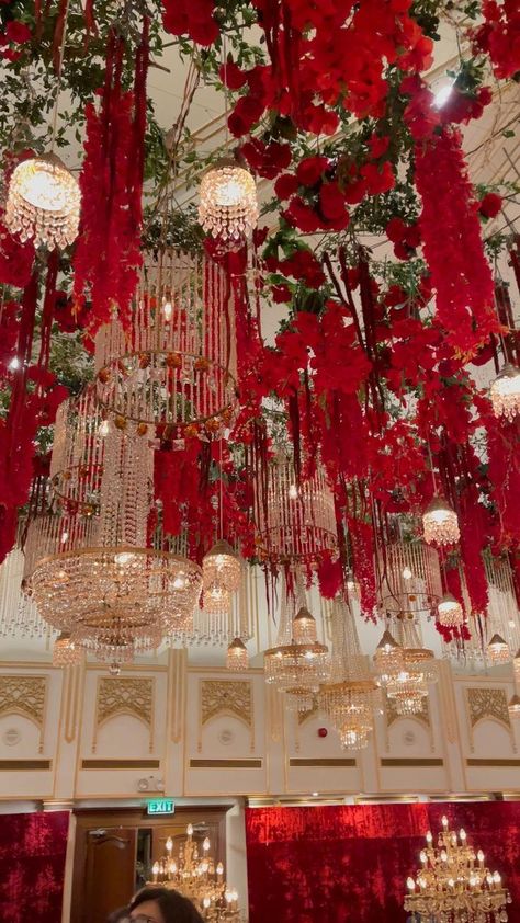 Event Decor Business, Red Indian Wedding, Wedding Decor Indian, Decor Indian Wedding, Pakistani Wedding Decor, Red Gold Wedding, Photowall Ideas, Indian Wedding Theme, Red Wedding Decorations