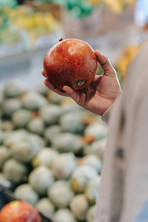 Crop male buyer choosing pomegranate in grocery market · Free Stock Photo Supermarket Pictures Aesthetic, Food Market Photography, Grocery Product Photography, Grocery Store Photography, Farmers Market Photography, Grocery Shopping Photography, Groceries Photography, Diversity Photoshoot, Grocery Photography