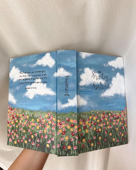 City Fashion Summer, Bible Study Picnic, Painted Journal Covers, Painted Bible Cover Ideas, Bible Painting Cover, Bible Cover Ideas, Picnic Flowers, Hand Painted Bible Cover, Hand Painted Bibles