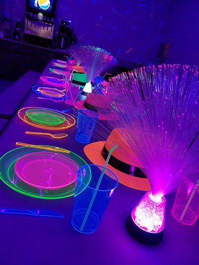 Neon Sweet 16, Neon Pool Parties, Dark Birthday Party, Selfie Room, Glow Theme Party, Glow In The Dark Birthday, Dark Birthday, Sweet 16 Party Themes, 14th Birthday Party Ideas