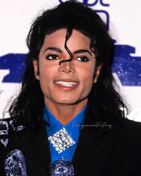 Michael Jackson ⚡️ в Instagram: «⭐️ He is so handsome 😍 . . . . . #michaeljackson #kingofpop #moonwalker #mj #michael #jackson #applehead #kingofthedancefloor #legend #king…» Soul Train Awards, Michael Jackson Wallpaper, Jackson Bad, Michael Jackson Art, Michael Jackson Smile, Soul Train, Joseph Jackson, Michael Jackson Bad, Michael Jackson Pics