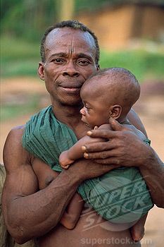 Africa | A Pygmy man holding his very young child. South east region of Cameroon. | © Robert Harding. African People, African Culture, People Of The World, World Cultures, Interesting Faces, Happy Baby, 인물 사진, West Africa, Mother And Child