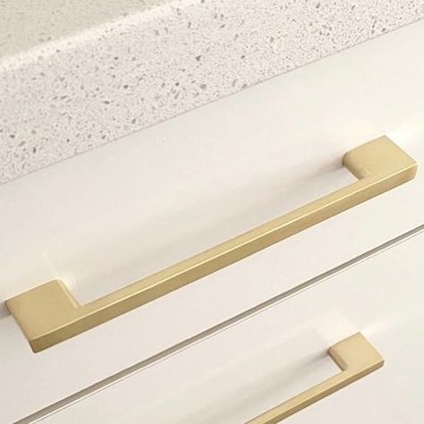 Renée on Instagram: "I got so many DMs about these gold handles when I storied the before and after (saved to kitchen) so here’s the details so you can always find them in my feed.   nbat.com.au - 160mm Brushed Brass Kitchen Handle – Jak Series. They’re only $7.55 each 😮 and they come in a variety of sizes #glowup . . .  #decor #coastal #neutrals #coastalneutral #earthytones #coastaldecor #scandi #Scandinavian #scandidecor #interior #DIY #decorating #interiordecor #interiordesign  #whitedecor #gold #goldhandles #goldpull #goldkitchen #brasshandle #brasspull" Cream Kitchen Gold Handles, Brushed Gold Hardware Kitchen, Brushed Gold Kitchen Hardware, Brushed Brass Kitchen Hardware, Tech Moodboard, Gold Kitchen Handles, Gold Hardware Kitchen, Matt White Kitchen, Brushed Brass Kitchen