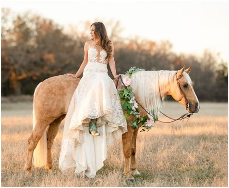 Wedding Photo Ideas With Horses, Western Wedding Horse, Bride With Horse Photo Ideas, Country Wedding Horses, Wedding Ideas Horses, Wedding Photoshoot With Horse, Country Wedding With Horses, Weddings With Horses, Wedding Horse Photos