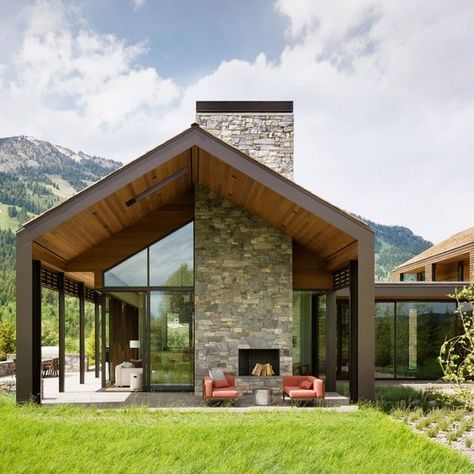 Gabled cedar structures form Lone Pine Residence in Wyoming Lone Pine, Modern Barn House, Barndominium Ideas Floor Plans, Modern House Exterior Colors, Barn Style House, Metal Building Homes, Hus Inspiration, Modern Barn, Pole Barn Homes