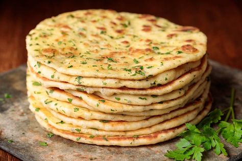 Turkish Flat Bread, Make Naan Bread, Turkish Flatbread, How To Make Naan, Homemade Naan Bread, Bread Kitchen, Flat Breads, Yeast Bread Recipes, Flat Bread