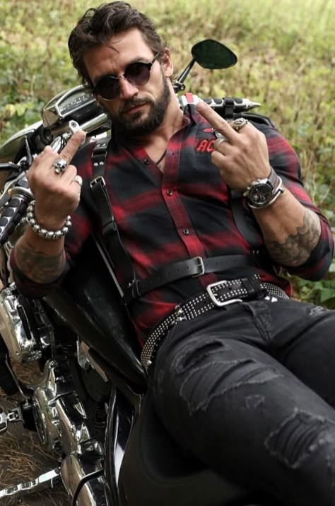 Biker Style Men, Hot Biker Guys, Bad Boy Style, Badass Outfit, Biker Aesthetic, Scruffy Men, Biker Men, Biker Outfit, Biker Style