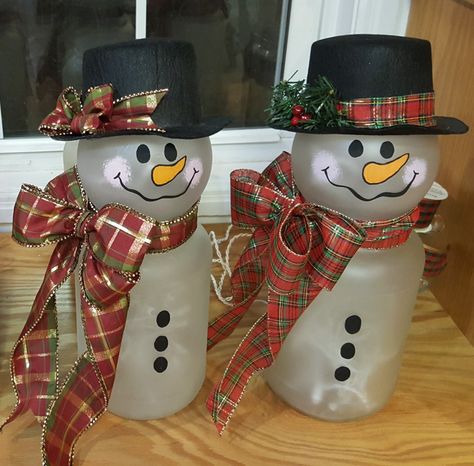 Pickle jar snowman Jar Snowman, Christmas Classroom Treats, Snowman Crafts Diy, Fun Christmas Activities, Classroom Christmas, Pickle Jar, Classroom Treats, Snowman Christmas Decorations, Diy Snowman