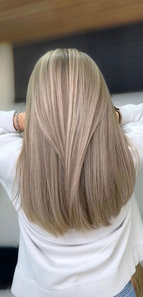 2023 Dark Blonde Hair Trends, One Colour Blonde Hair, Blonde Hair Color Ideas For Dark Skin, Blonde Hair Color Ideas For Summer 2023, Hair Colour Ideas 2023, Spring Hair Color Ideas 2023 Blonde, Blonde Hair Color Ideas For Spring, Ash Brown Hair With Blonde Highlights, New Hair Color Trends 2023