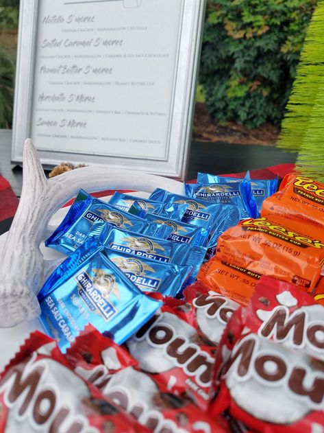 Smores Station Ideas, S'mores Bar Set Up, Wedding S’more Station, Wedding Smores Station Fire Pits, S’mores Table Ideas, Smores Bar Wedding Sign, Smores Bar Wedding Reception, Smores Menu Ideas, Smore Tray Ideas