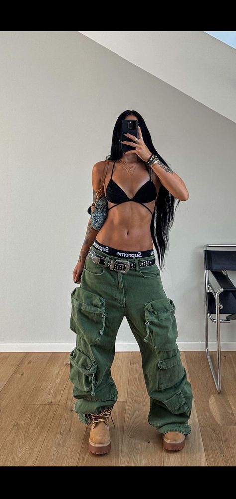 Chill Edm Concert Outfit, Electric Festival Outfit, Rolling Loud Miami Outfits, Rolling Loud Outfit Ideas, Drake Concert Outfits, Dnb Rave Outfit, Rolling Loud Outfits Miami Women, Cold Weather Rave Outfits, Jeans Festival Outfit