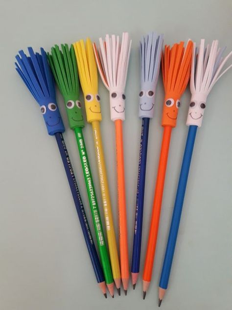 Colorful monster pencil toppers Pencil Crafts For Kids, Pencil Toppers Diy, Pencil Topper Crafts, Kites Craft, Pen Toppers, Personalized School Supplies, Pencil Crafts, Toppers Diy, Baby Art Projects