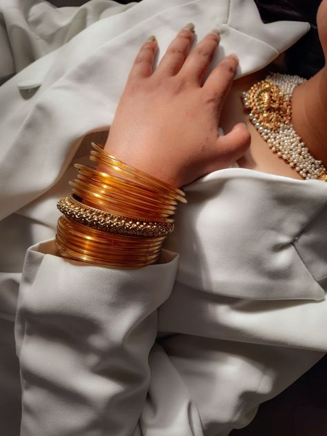 Reshmi Churi, Glass Bangles Indian, Bangle Outfit, Desi Jewelry, Colorful Bangles, Jewelry Knowledge, Bridal Jewellery Design, Gold Mangalsutra Designs, Glass Bangles