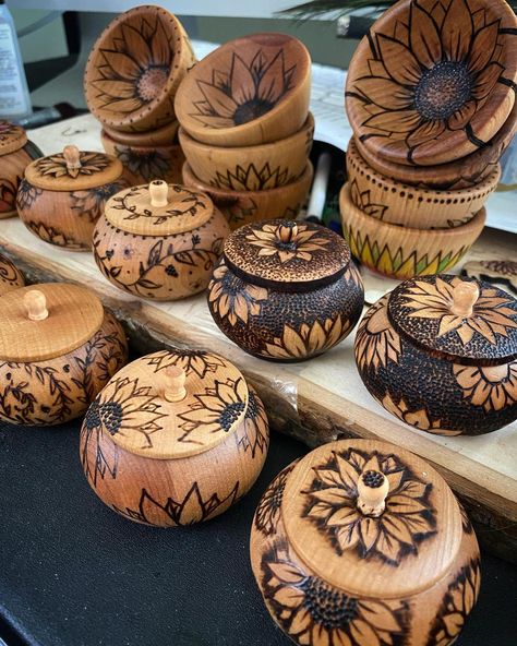 Pyrography Gift Ideas, Pyrography Table, Wooden Things To Make, Wood Burned Bowls, Wood Burning Gift Ideas, Pyrography Ideas Inspiration, Woodburning Box Ideas, Pyrography Ideas, Pyrography Wooden Bowls