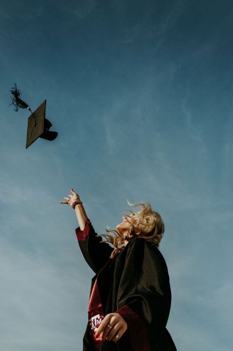 Grad Shoot Ideas – Graduation Aesthetic - davidreed.co College Photoshoot, Personal Photoshoot, College Grad Pictures, Grad Poses, Graduation Pic, Nursing Graduation Pictures, Senior Photoshoot Poses, College Graduation Photoshoot, College Graduation Pictures Poses