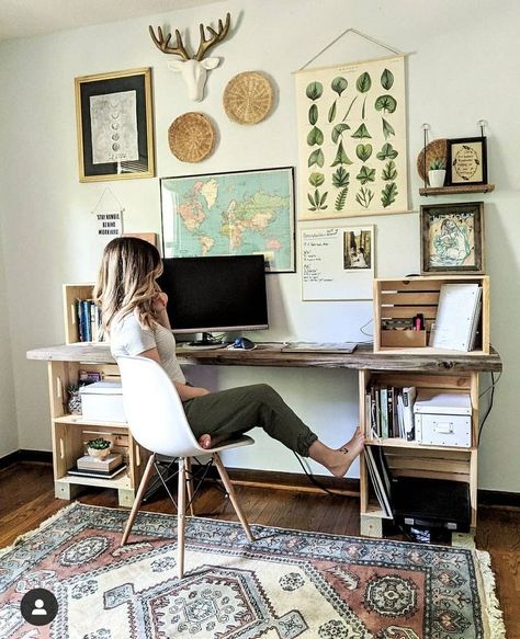 Crate Desk, Bright Office, Boho Office, Decor Salon, Diy Crate, Eclectic Gallery Wall, Wall Diy, Bedroom Decorations, Bedrooms Decor