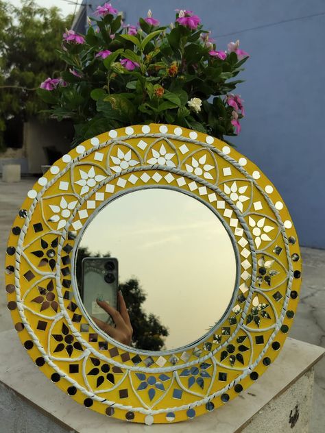 Lippan Art Mirror Wall Hanging Round, Lippan Art Designs Circle, Lippan Art Circle Design, Lippan Art Design Mirror Work Circle, Plate Decorating Ideas, Lipan Art Mirror Work Diy Round, Circle Lippan Art, Lipan Art Mirror Work Diy, Mirror Lippan Art