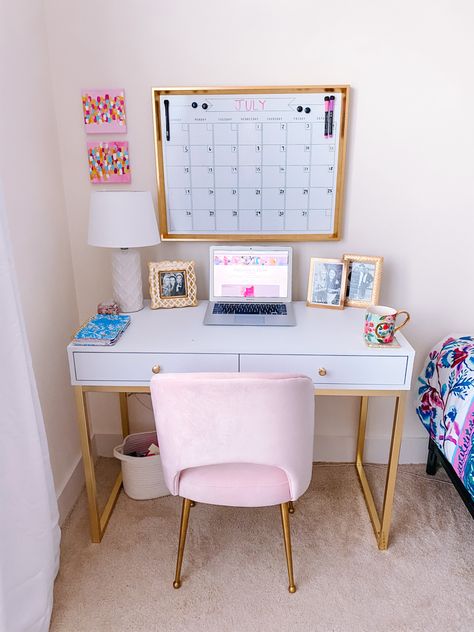 Desk Preppy Ideas, Apartment Room Wall Decor, College Apartment Inspo Bedroom, Preppy College Room, College House Living Room, Above Desk Decor, College Apartment Room Ideas, College Room Aesthetic, Tcu Dorm