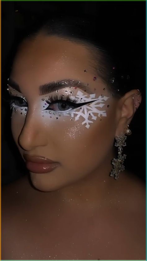 Frost Makeup Ice Queen, Winter Wonderland Eye Makeup, Winter Queen Makeup, Icicle Makeup, Candy Cane Makeup Ideas, Candy Cane Eye Makeup, Gothic Christmas Makeup, Snow Princess Makeup, Winter Wonderland Makeup Looks