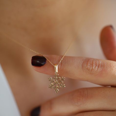 Single Pendant Necklace, Gold Snowflake Necklace, Hand Jewelry Rings, Gold Minimalist Jewelry, Accessory Inspo, Fancy Jewelry Necklace, Pretty Jewelry Necklaces, Delicate Gold Necklace, Pendant Necklace Simple