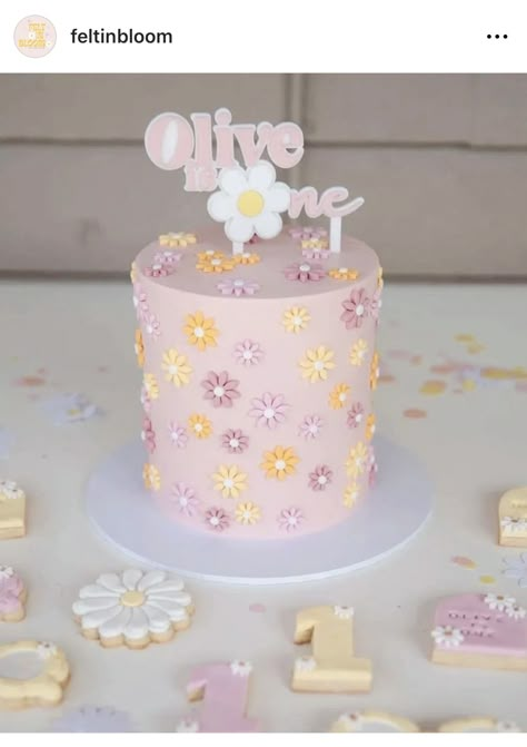 Purple Daisy Birthday Cake, Pastel Daisy Cake, Daisy Rainbow Cake, Simple Daisy Cake, Daisy Themed Birthday Cake, Pastel Daisy Birthday Party, Daisy Cake Ideas, Daisy First Birthday Cake, Daisy Cake Smash