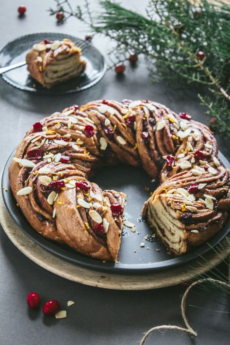 Babka Wreath, Wreath Cake, Festive Wreath, Orange Zest, Cake Recipe, Modern Kitchen, Sweet Treats, Cinnamon, Wreath