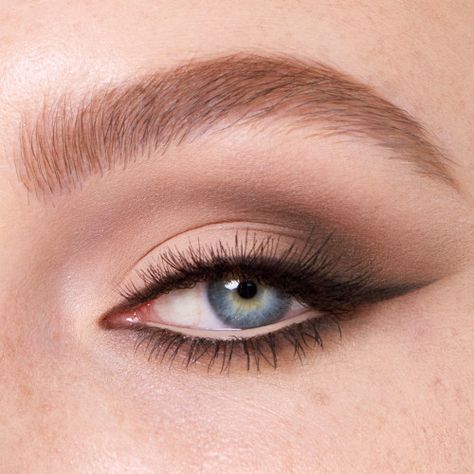 Eyeshadow As Eyeliner, How To Use Eyeshadow, Smokey Eye Palette, Smokey Eye Easy, Eyeshadow For Blue Eyes, Simple Eyeshadow, Red Carpet Beauty, Natural Eyeshadow, Best Eyeshadow