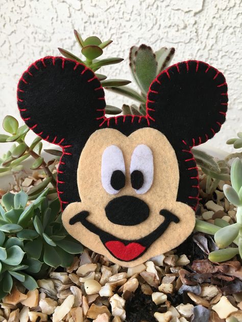 Disney Felt Ornaments Diy, Disney Felt Ornaments Patterns, Felt Mickey Mouse, Disney Felt Ornaments, Disney Felt, Felt And Embroidery, Mickey Mouse Ornaments, Felt Ornaments Diy, Disney Christmas Decorations