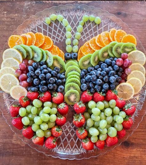 Veggie Arrangements, Peace Sign Veggie Tray, Butterfly Veggie Tray, Butterfly Fruit Tray, Bug Party Food, Fiesta Party Food, Walking Taco Bar, Deco Fruit, Candy Stand