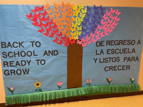 Spanish Bulletin Board Ideas, Spanish Classroom Bulletin Boards, Spanish Bulletin Boards, Fall Themed Desserts, Spanish Classroom Decor, English Classroom Decor, Preschool Spanish, Spanish Decor, School Entrance