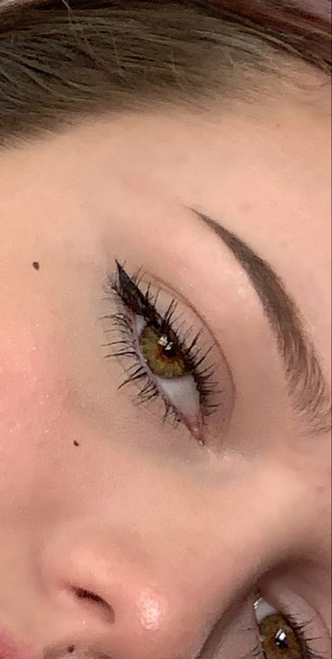 Eyeliner Casual, Feminine Eyeliner, Eyeliner For Casual Look, Eyeliner Simple Ideas, Everyday Eyeliner Looks, Slim Eyeliner, Dainty Eyeliner, One Line Eyeliner, Small Eyeliner Hooded Eyes