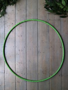 Over Size Wreath, Diy Giant Wreath Photo Prop, Diy Xl Christmas Wreath, Outdoor Large Wreath, Large Wreath Base, Extra Large Wreath Diy, Diy Wreath With Garland, How To Make A Big Wreath, How To Make A Giant Christmas Wreath