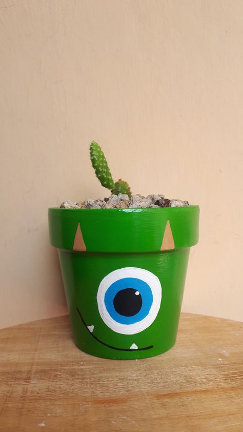 Mike Wazowski Mini Pot Painting Ideas, Pot Heads, Mini Plant Pots, Bengali Art, Plant Pot Design, Diy Pottery Painting, Painted Pots Diy, Painted Terra Cotta Pots, Mike Wazowski