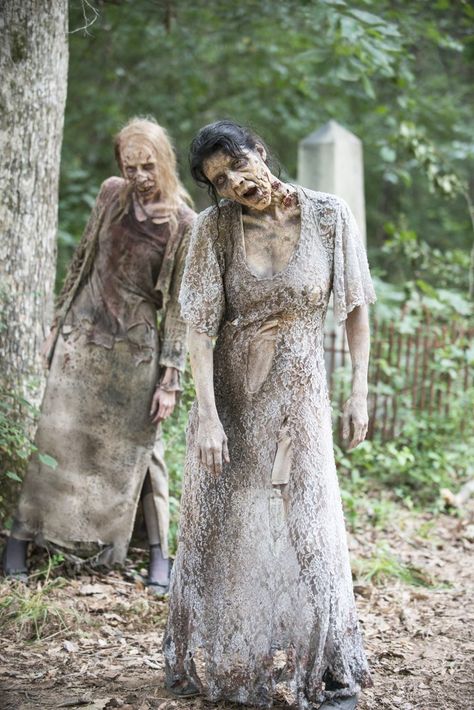 Pin for Later: The Fashion-Based Theory From The Walking Dead That No One Is Talking About We Get It, Though — Maxis Work For Pretty Much Every Occasion Zombies The Walking Dead, Walking Dead Costumes, Zombie Costumes, Night Walkers, Walking Dead Tv Series, Walking Dead Zombies, Dead Zombie, Fear The Walking Dead, Stuff And Thangs